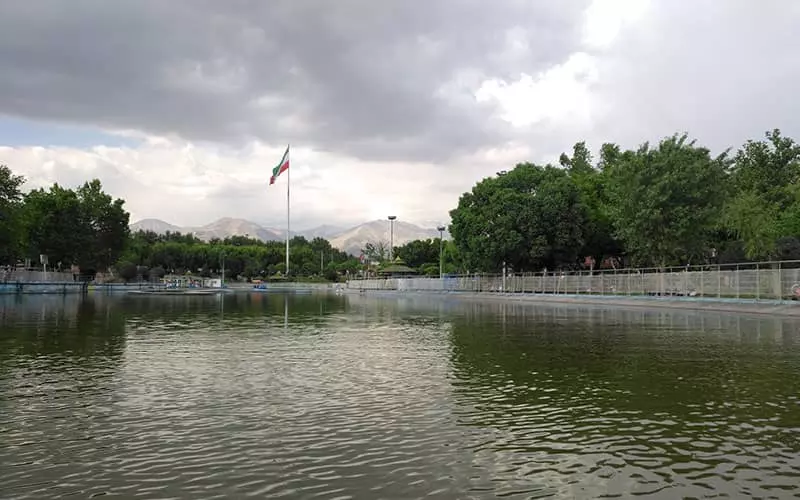 دریاچه ای بزرگ در پارک