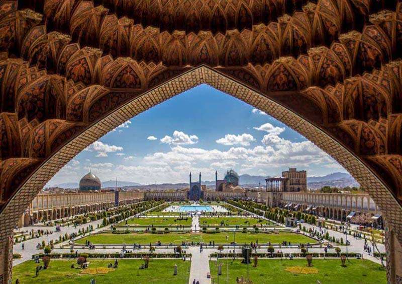 میدان نقش جهان اصفهان از زیر طاق بازار قیصریه