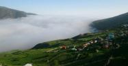 روستای لاویج از نمای بالای کوه میان مه