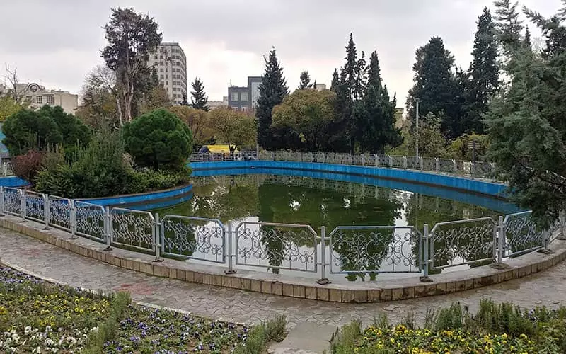 دریاچه کوچکی در پارک