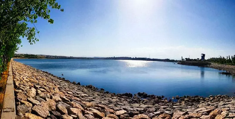 دریاچه شوابیل از نمای ساحل سنگی 
