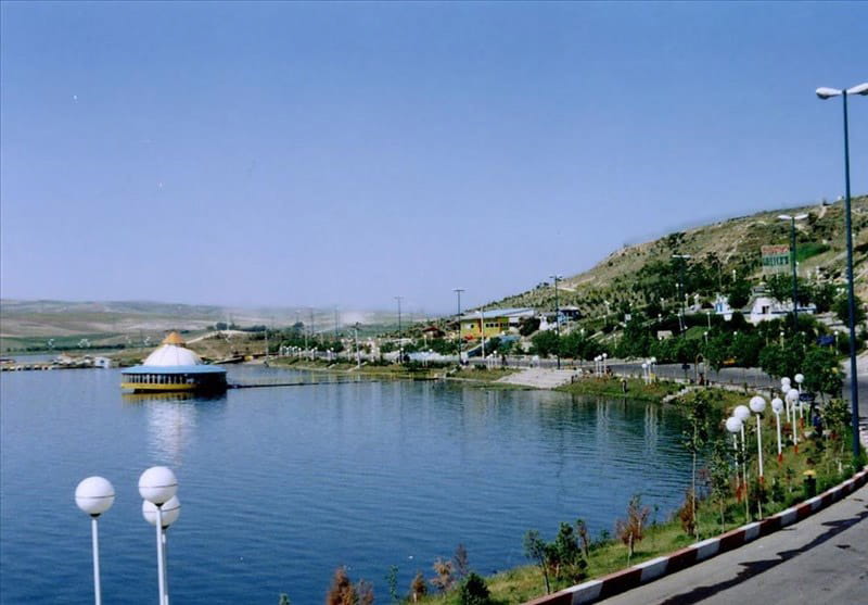 مسیر پیاده روی کنار دریاچه شورابیل