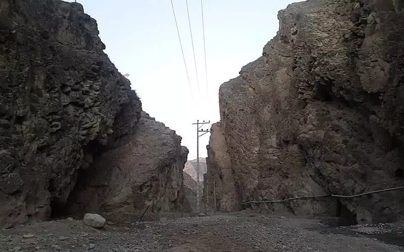 مسیری خاکی در میان صخره‌ها