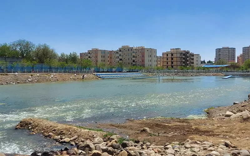 جریان رودخانه ای پرآب از منطقه ای مسکونی