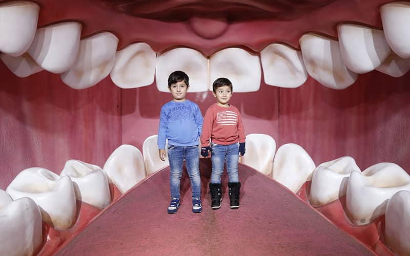 دو کودک در محیطی شبیه به دهان انسان