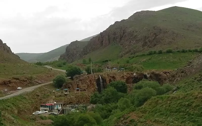 جریان آبشاری بلند در روستایی سرسبز