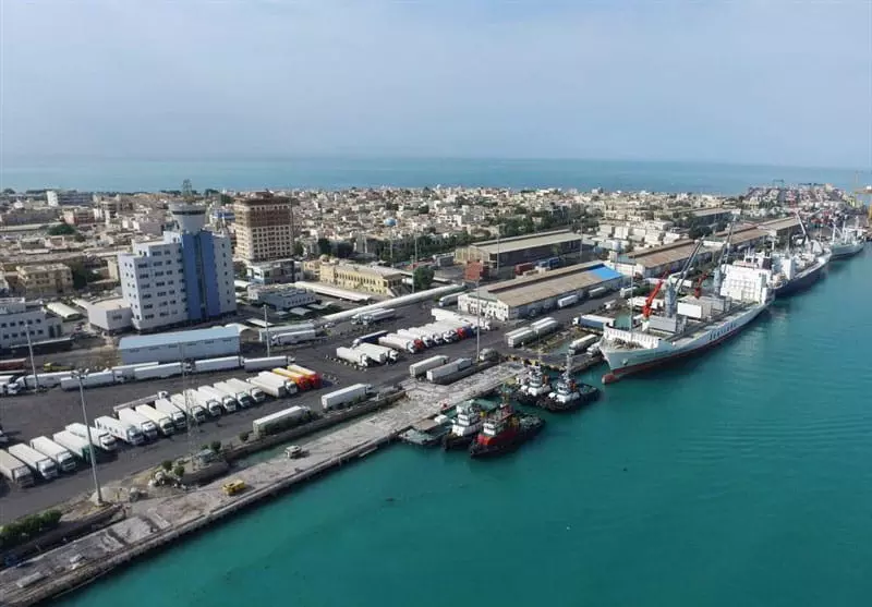 خط ساحلی بندر بوشهر با کشتی های تجاری از نمای بالا