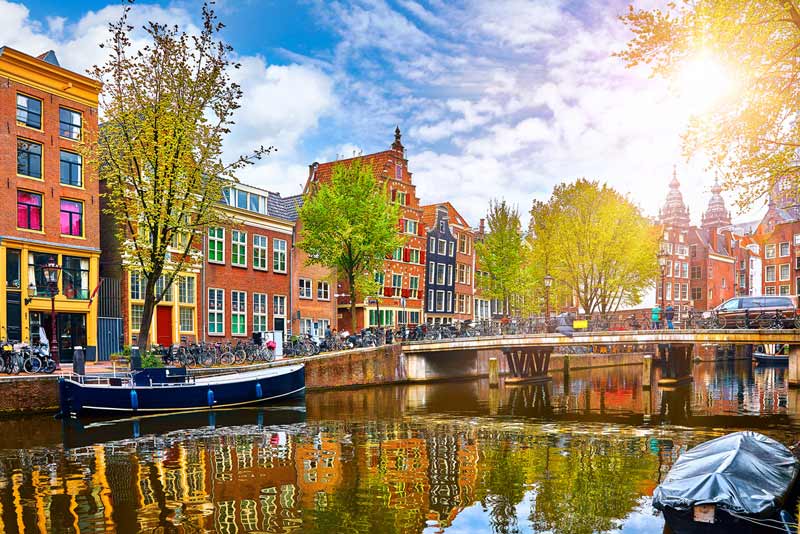 نمایی زیبا از کانال‌های آبی آمستردام