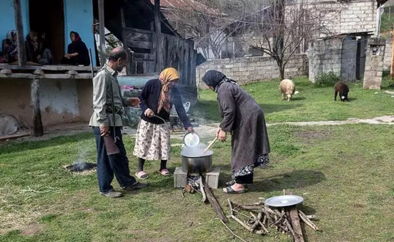 مردم روستاهای مازندران در مراسم محلی در حال پخت غذا