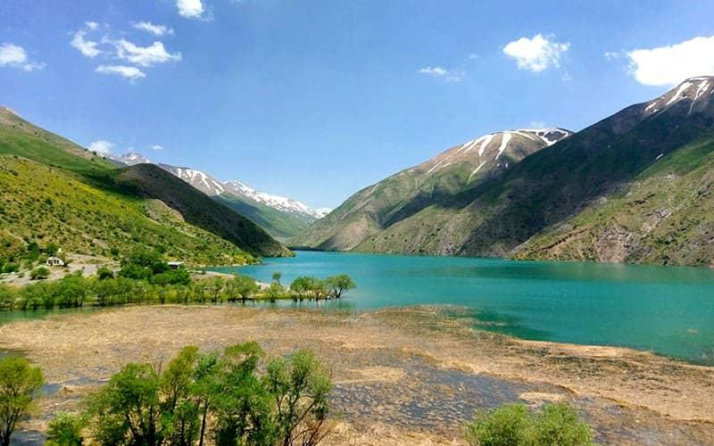 دریاچه ای فیروزه ای در احاطه کوه ها