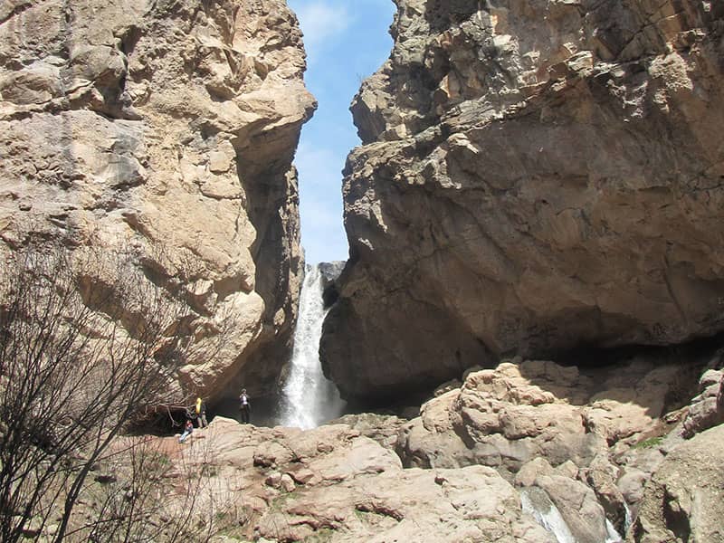 جریان آبشار از میان دو صخره