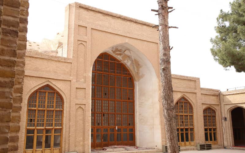 مسجدی با ایوان و طاق نما