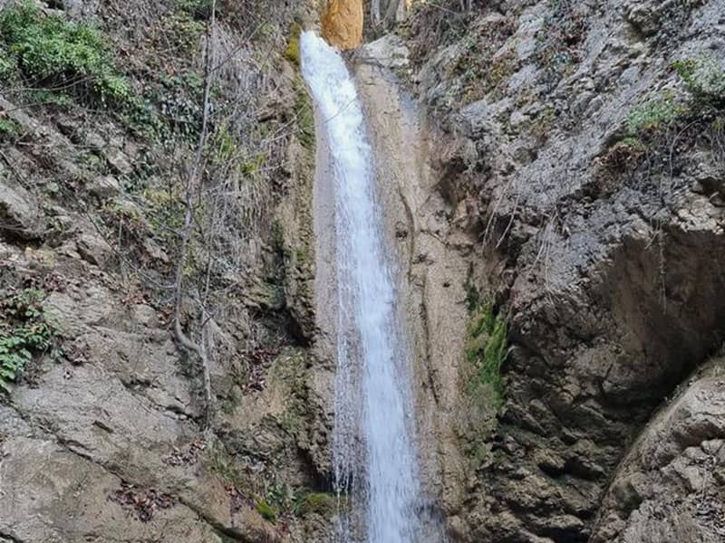 آبشاری مرتفع و کم آب