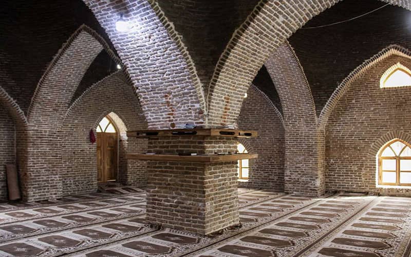مسجدی تاریخی با سقف طاقی شکل
