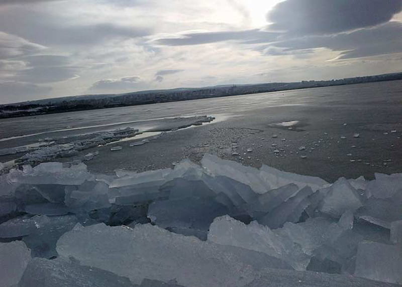 سطح آب یخ زده دریاچه شورابیل در زمستان