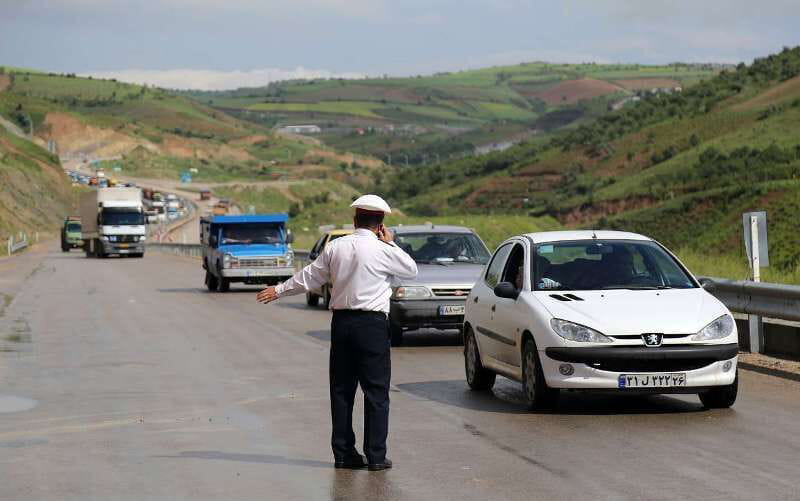 عبور ماشین ها در جاده های ایران در مقابل پلیس راهور