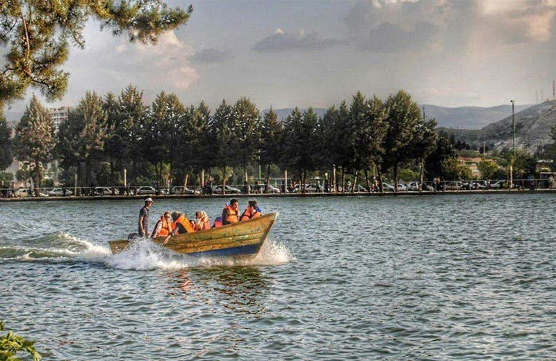دریاچه خرم آباد با حضور قایق گردشگران