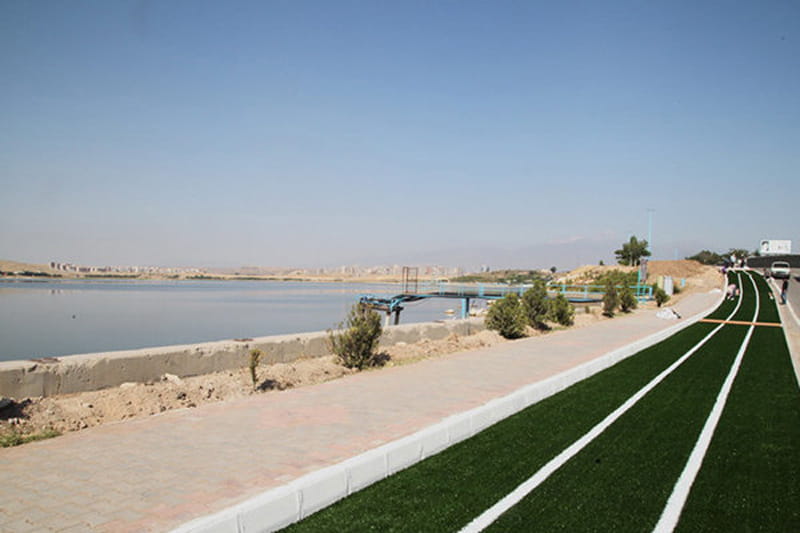 مسیر پیاده روی چمن مصنوعی اطراف دریاچه شورابیل
