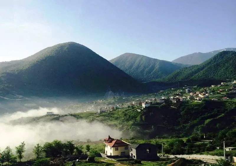 روستای لاویج میان کوهستان های سرسبز البرز از نمای بالا