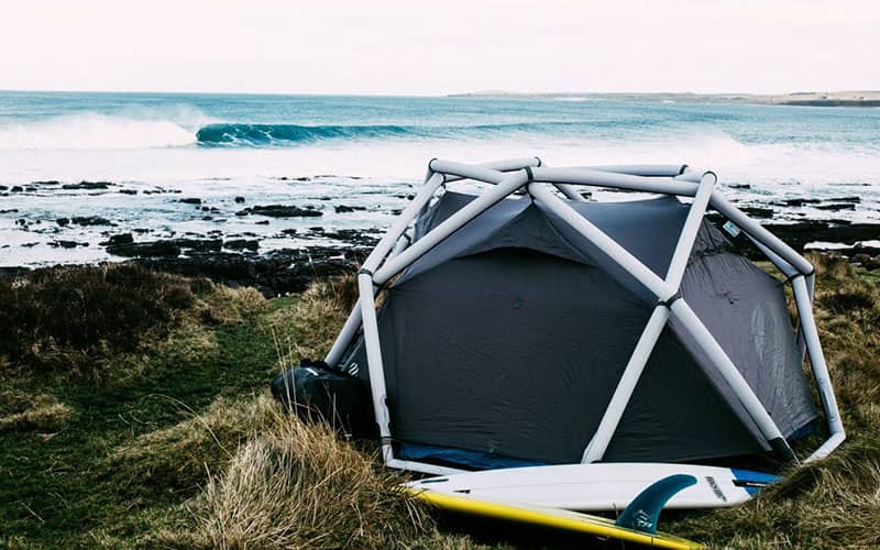 چادر مسافرتی بادی در کنار دریا