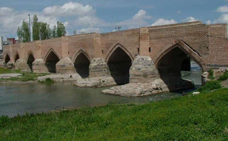 پل هفت چشمه اردبیل زیر آسمان آبی