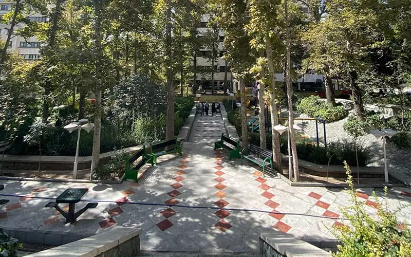 پارکی با پله های متعدد