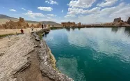 دریاچه ای با آب فیروزه ای در تخت سلیمان