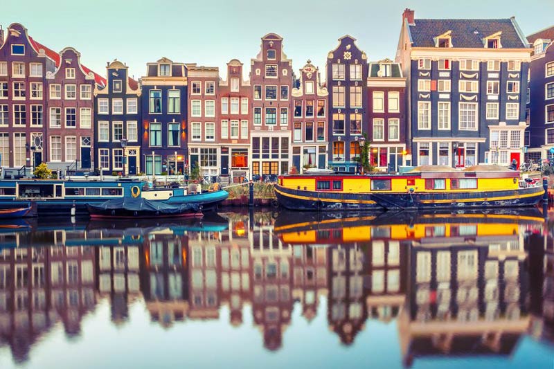 خانه‌های رنگی و کانال‌های آبی آمستردام