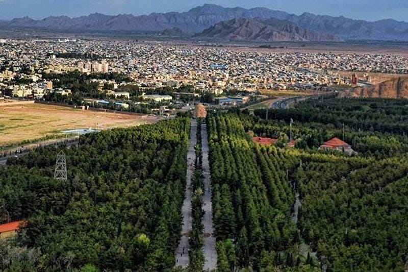 نمایی از شهر کرمان با درختان سرسبز از بالا