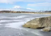دریاچه یخ زده شورابیل با تخته سنگ های آن