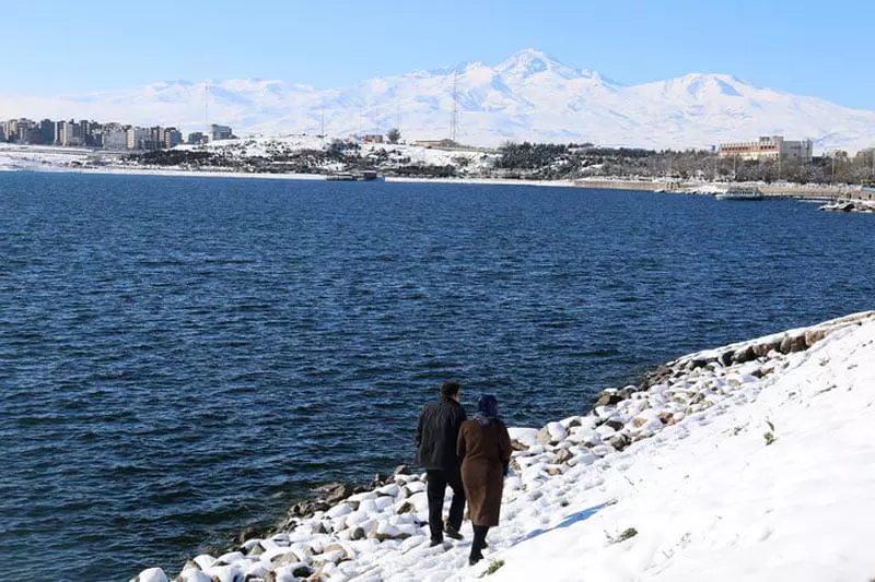 پیاده روی گردشگران در حاشیه برفی دریاچه شورابیل