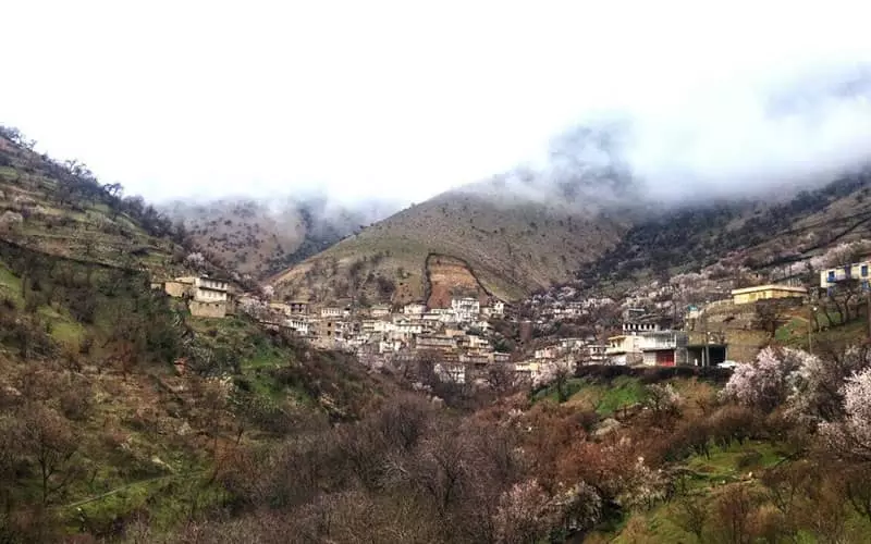 روستایی در منطقه کوهستانی مه آلود