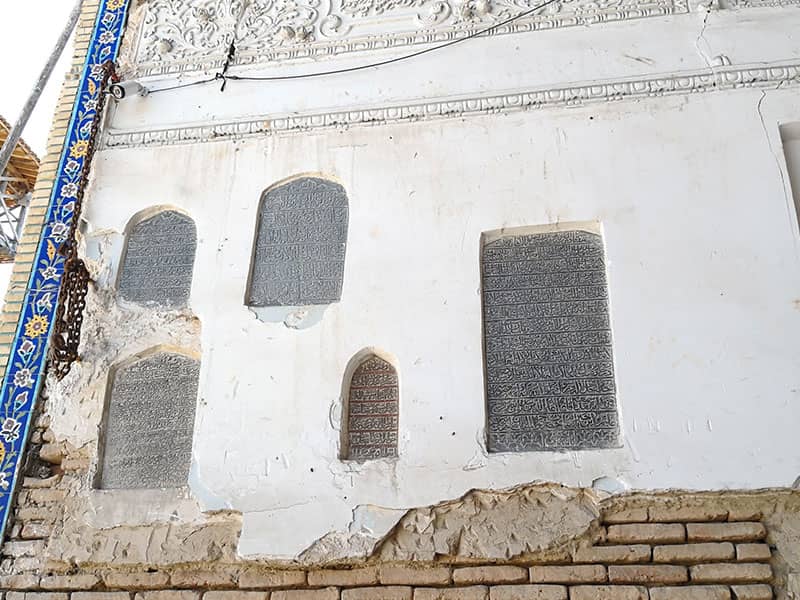 کتیبه های سنگی روی دیوار گچی مسجد