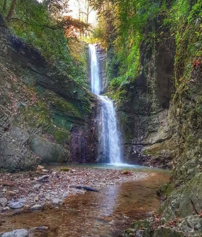 آبشار دارنو در بهار
