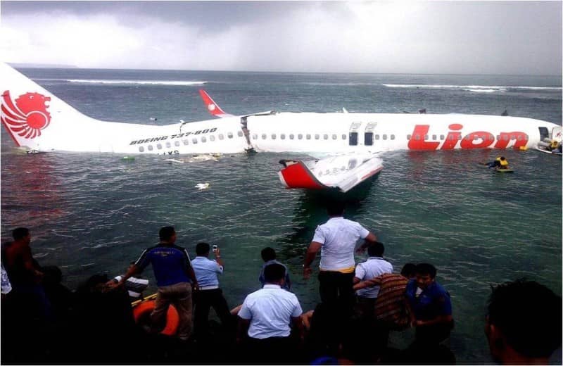 سقوط هواپیما در درون آب