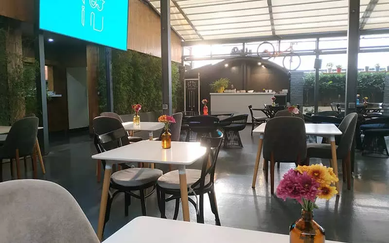 رستورانی در روف گاردن با سقف شیروانی