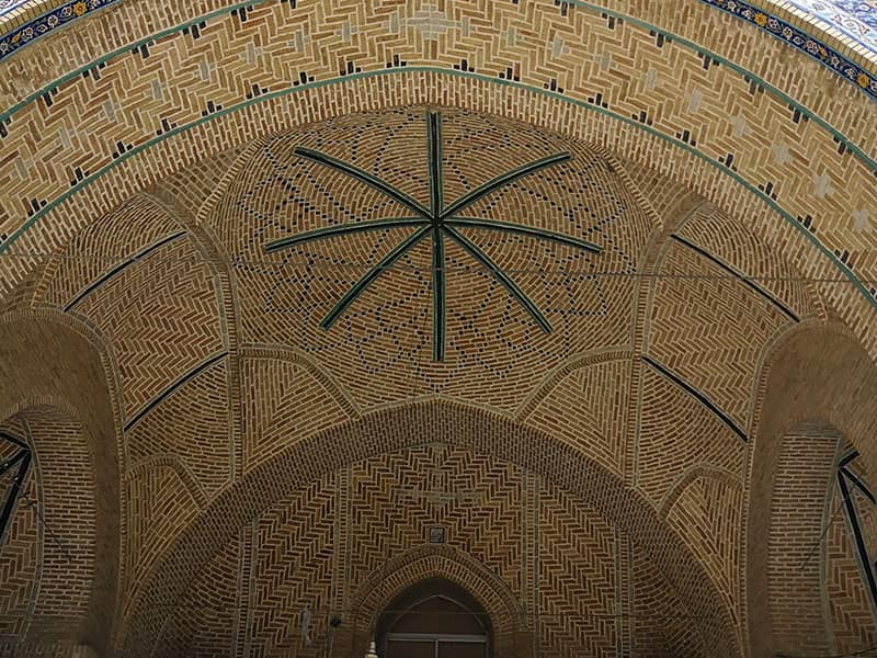 سقف طاقی شکل و آجری در مسجدی تاریخی
