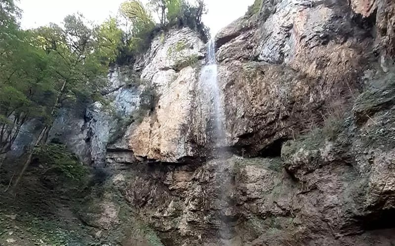 آبشار کم آب و مرتفع