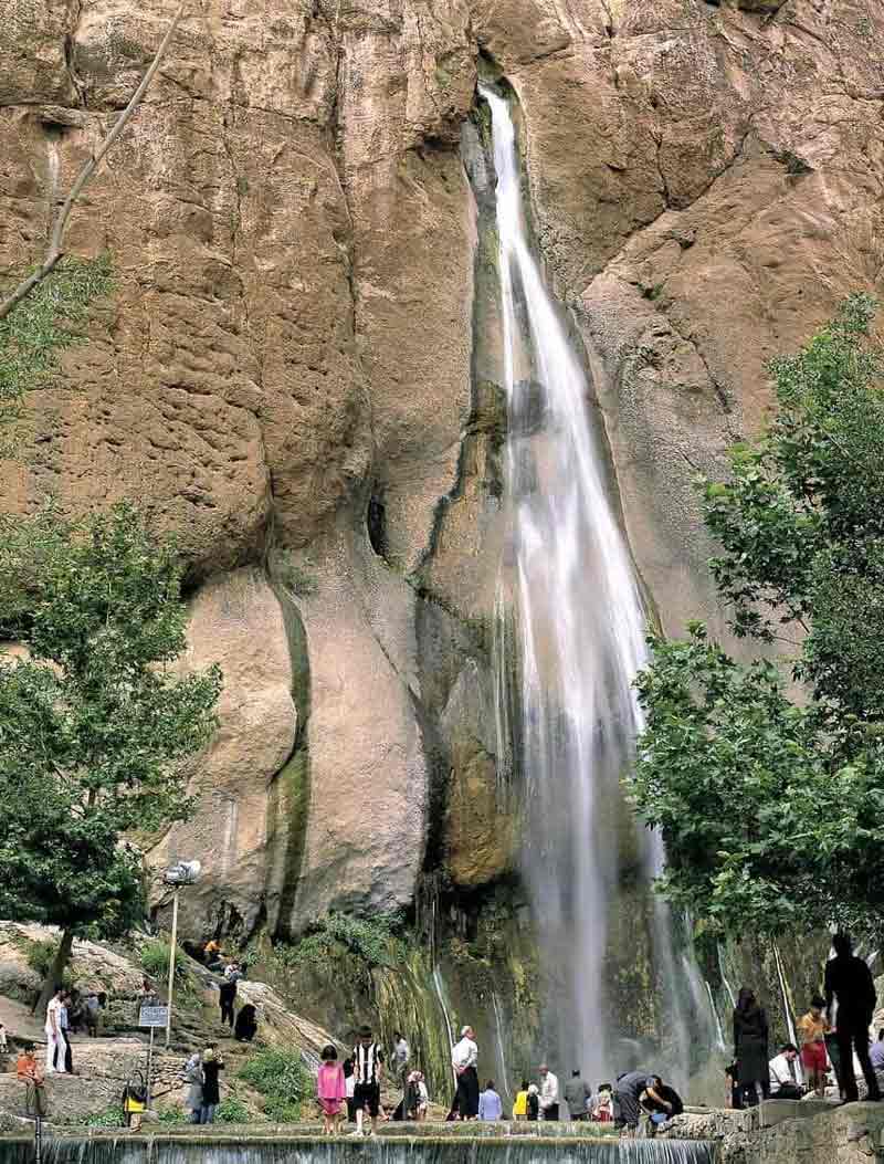 حضور گردشگران پای آبشار سمیرم از نمای دور