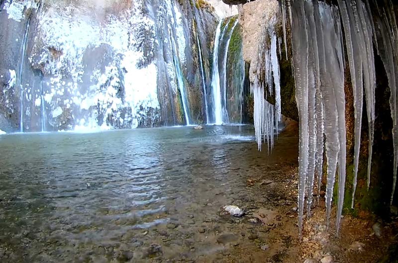 قندیل‌های یخی آبشار سمیرم بالای حوضچه آبشار در زمستان