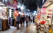 تردد گردشگران در بازار رضا