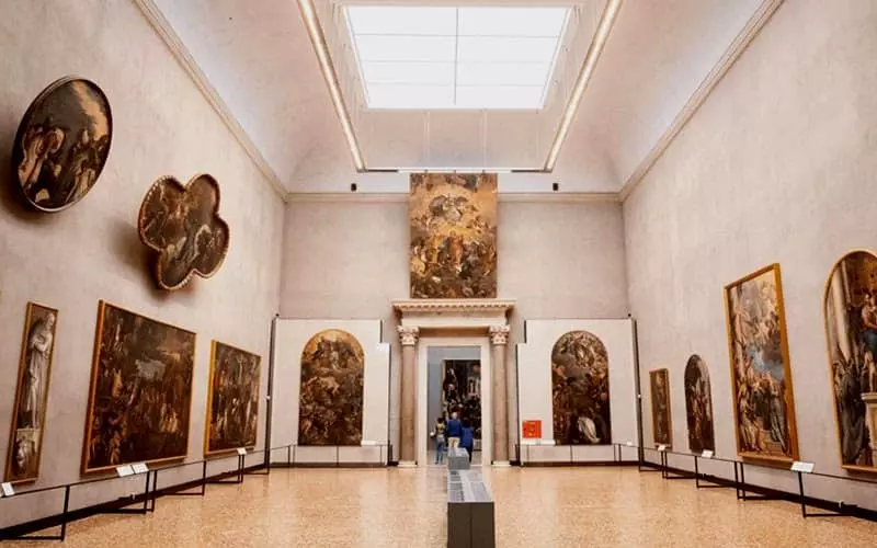 فضای داخلی موزه با تابلوهای نقاشی