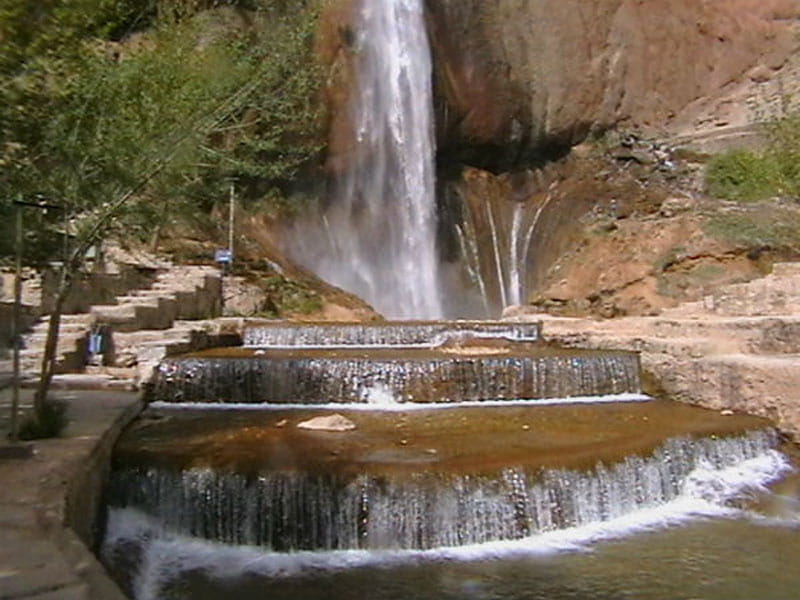 آبشار سمیرم در مسیر پلکانی و حوضچه پایین آن از نمای پایین