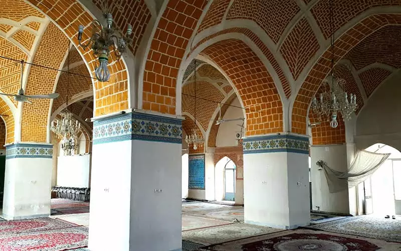 ستون های گچی و طاق آجری مسجد باسازی شده
