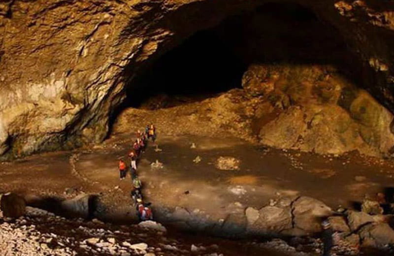 حضور گردشگران در دهانه ورودی غار رودافشان دماوند