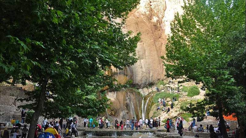 اتراق مسافران و چادر گردشگران در پای آبشار سمیرم