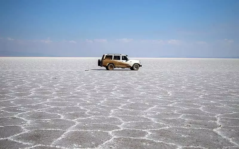 عبور خودرو از روی دریاچه نمک