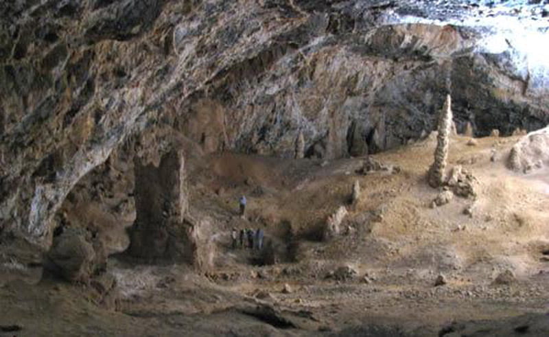نمای داخلی غار شگفت یزدان از نمای بالا