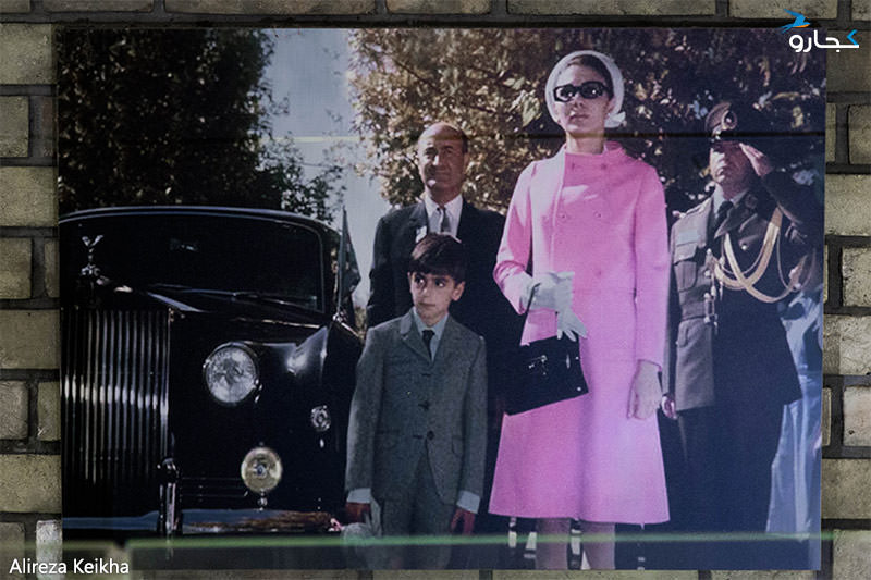 تصویر خانواده شاه در کنار خودرو سلطنتی
