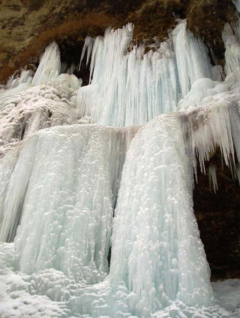 آبشارهای یخی اخلمد از نمای نزدیک